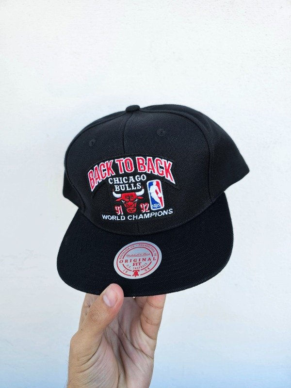 Chicago bulls back to back 91-92 champions mitchell and ness snapback — imagen 5