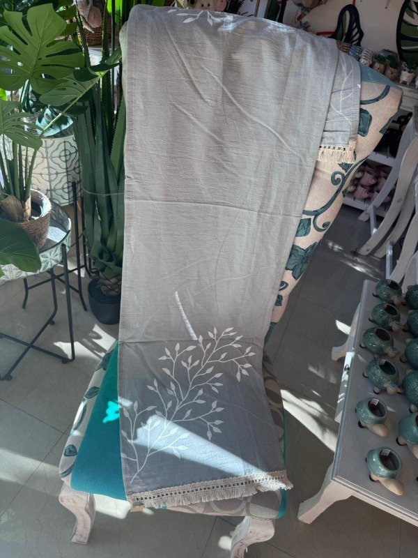 Producto - Camino de mesa gris con hojitas 1,50 cm (Efectivo: 18.000)