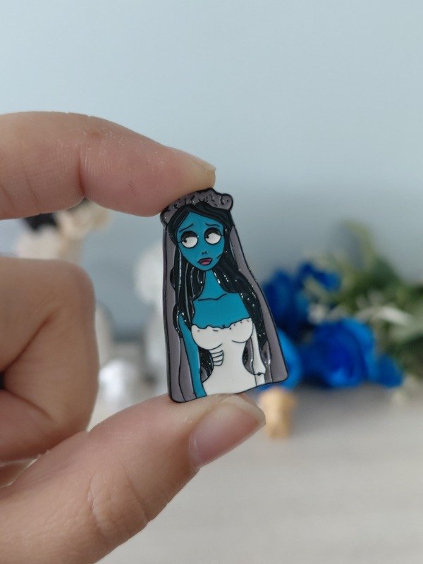 Producto - Pin metalizado - El cadaver de la novia #0697