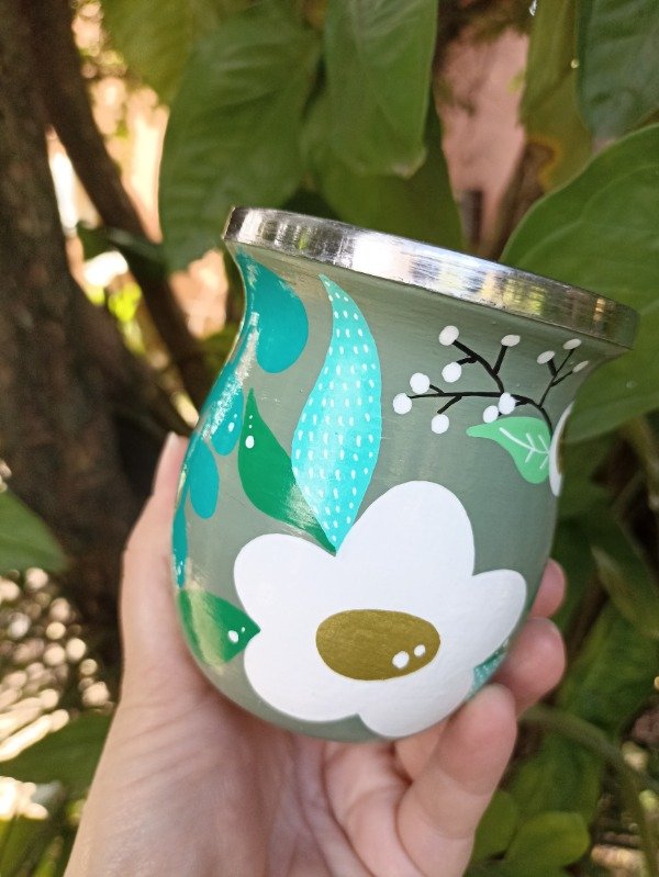 Producto - Mate camionero de algarrobo con virola de acero. Base verde seco, flores blancas - 2