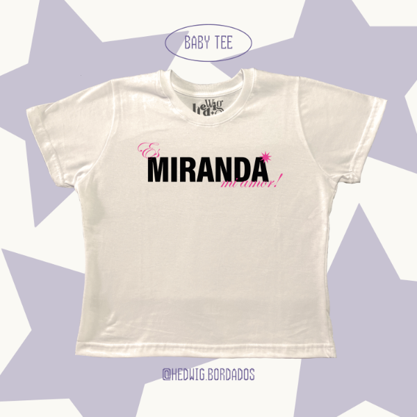 Baby Tee Es MIRANDA! Mi Amor rosa — imagen 3