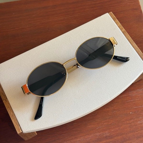 Producto - Lentes marco dorado patitas negras