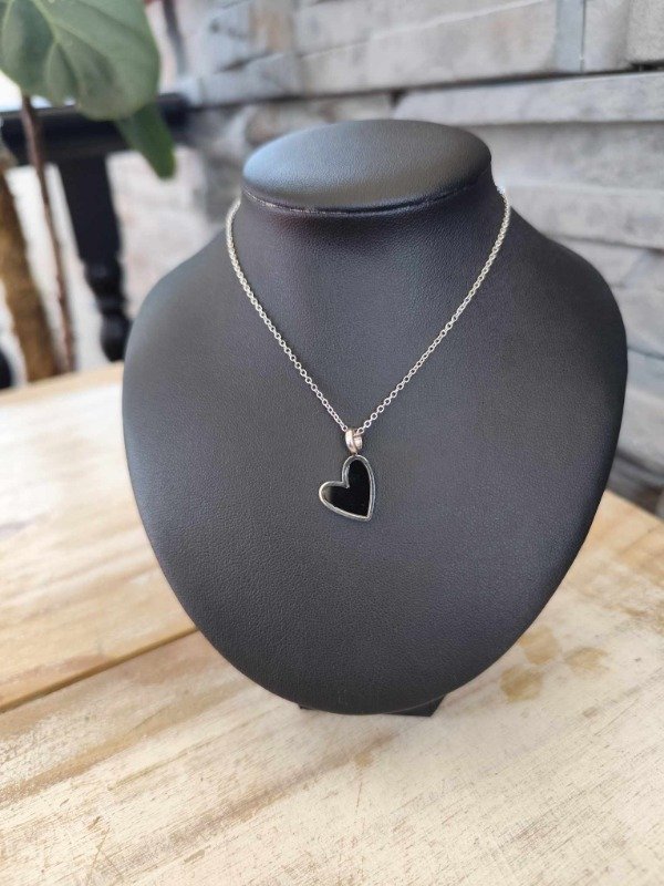 Producto - Collar de costado esmaltado negro. Acero quirúrgico.