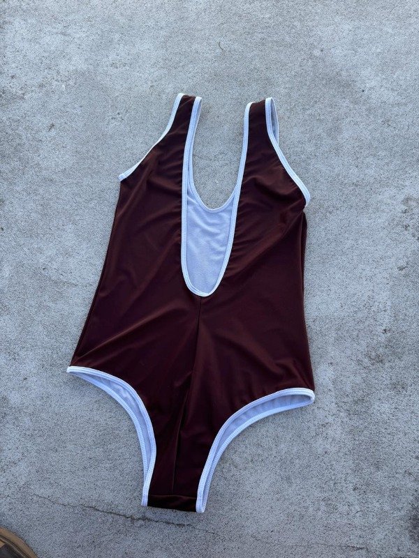 Producto - Enteriza Marron con Ribete Blanco