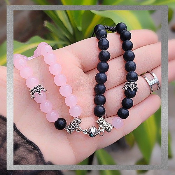 Producto - Pulsera compartir bolitas rosa y negra con corona (bolita)