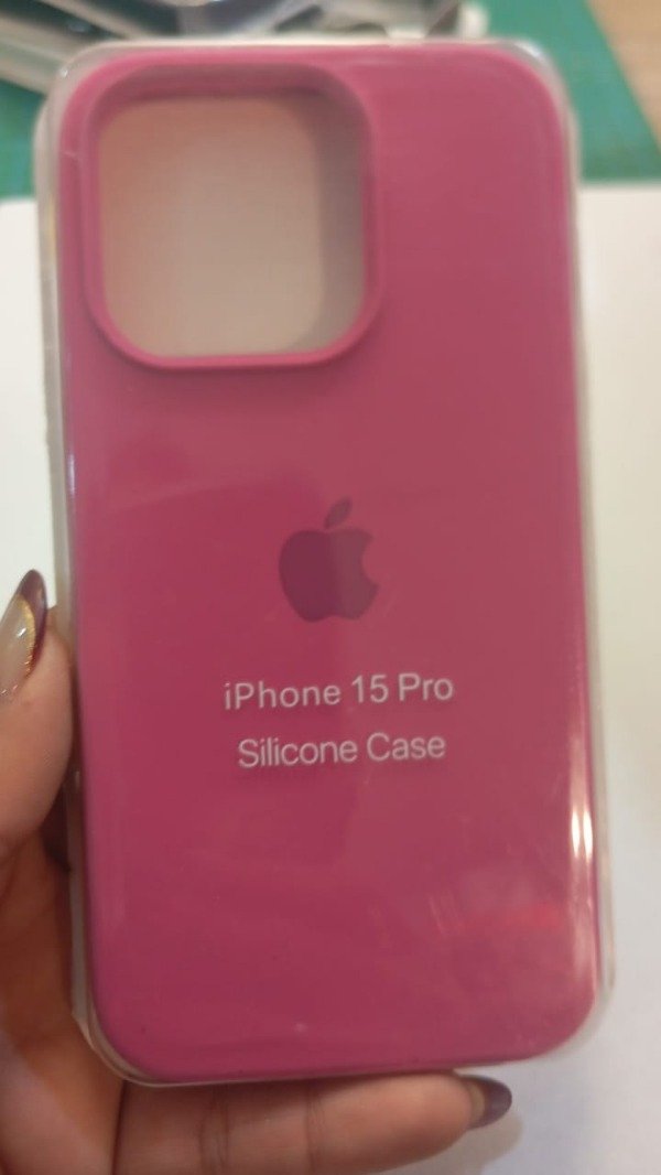 Producto - Funda Silicone Case Fucsia Logo para iPhone 15 Pro