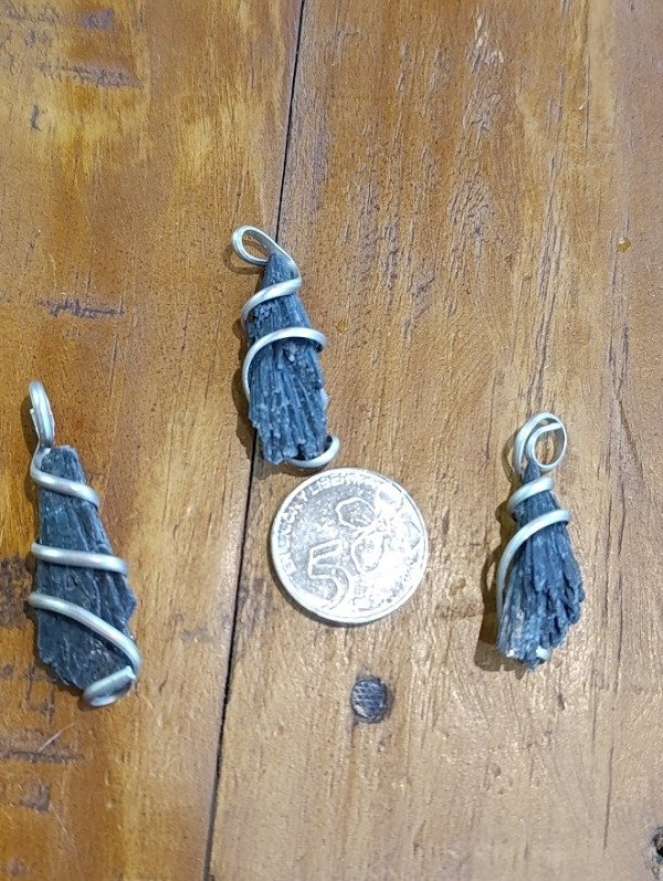 Producto - DIJE CIANITA NEGRA- Escoba de bruja