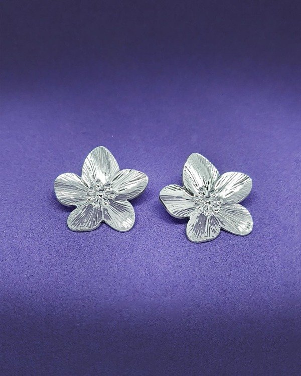 Producto - AR 937 - Aros de Acero Blanco -Pasantes - Flor estriada