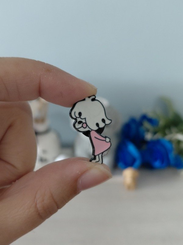 Producto - Pin metalizado - Niña enamorada #0681
