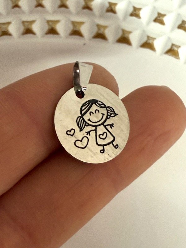 Producto - D548 Dije medallita nena 1 cm acero quirúrgico