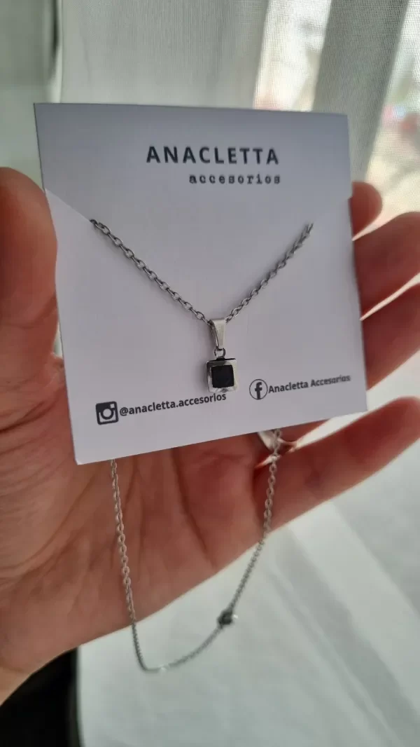 Producto - Gargantilla simil susanito cuadrado negro aq