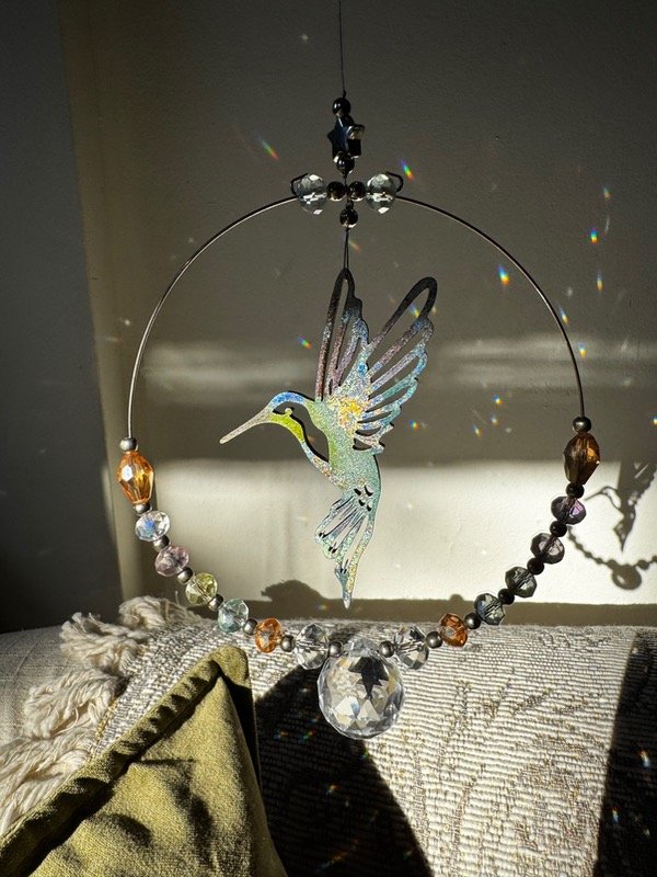 Producto - Colibrí plata tornasol en aro cristales verde, ámbar, lila