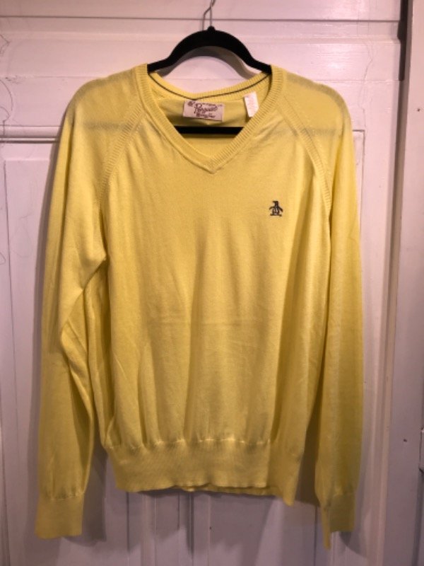 Producto - Sweater PENGUIN amarillo escote en v - Talle M- PRECIO: 60x
