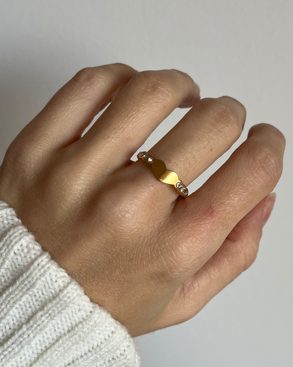 Producto - Anillo corazón liso con brillantes en laterales de acero dorado número 18