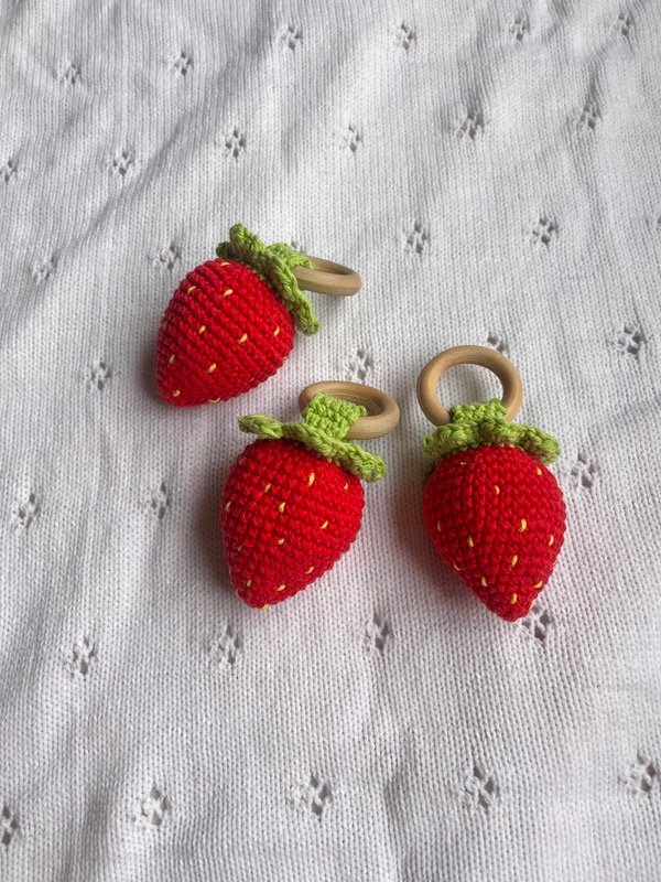 Producto - Sonajero amigurumi tejido Frutilla para bebe
