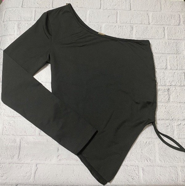 Producto - Top negro 1 hombro .