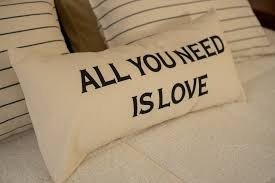Producto - Almohadón decorativo All you need is love
