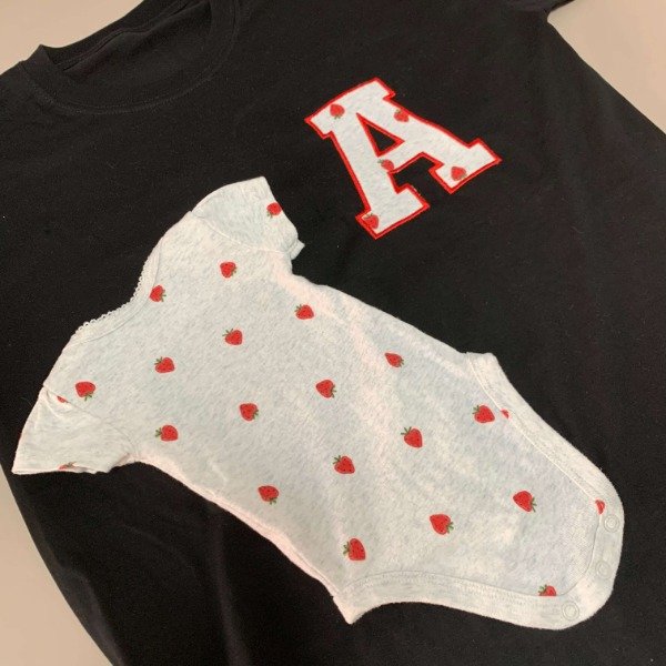 Producto - Remera bordada con la ropita de tu bebe - Inicial