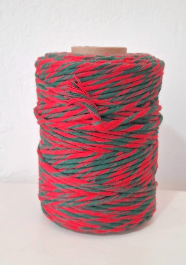Producto - Hilo veteado rojo y verde 130mts.