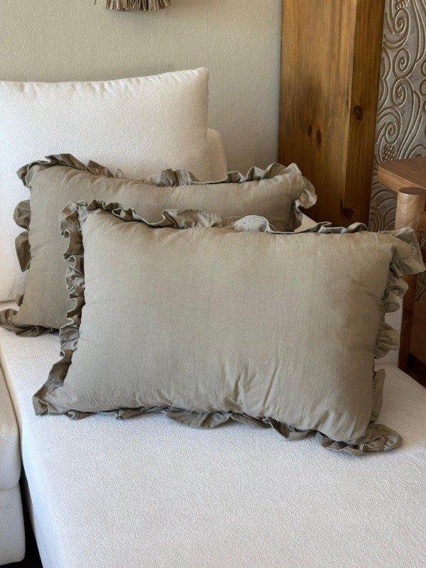 Producto - ALMOHADON OSCURO CON DETALLE DE VOLADO