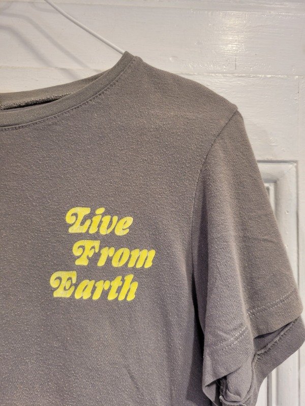 Producto - Remera LE UTTHE gris logo fluo- Talle S - PRECIO: 12X - 1