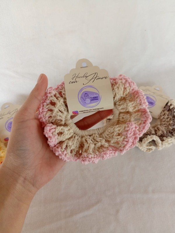Producto - Maxi Scrunchies A Crochet Artesanal- Beige y rosa