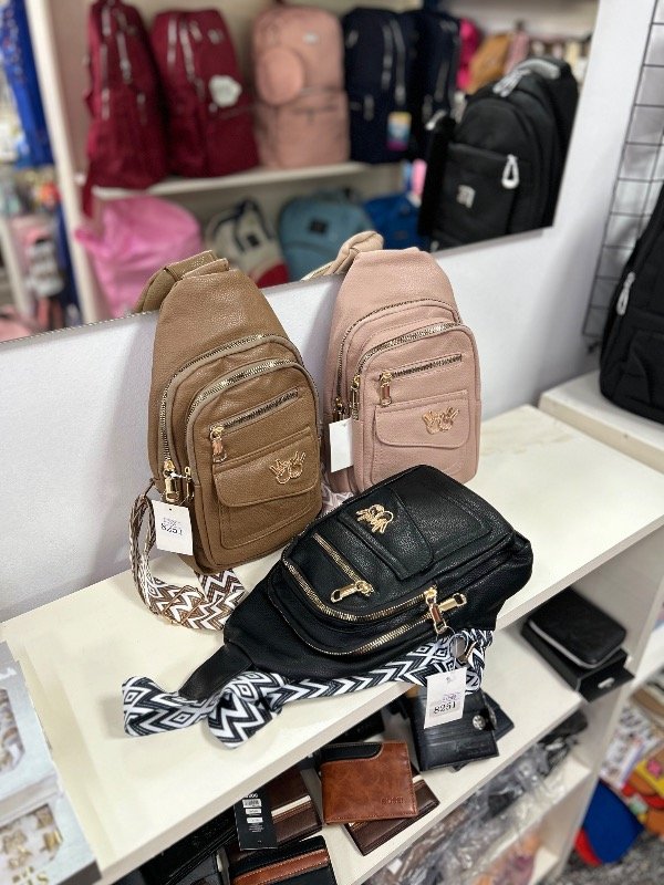 Producto - Mochila cruzada cuerina con correa estampada