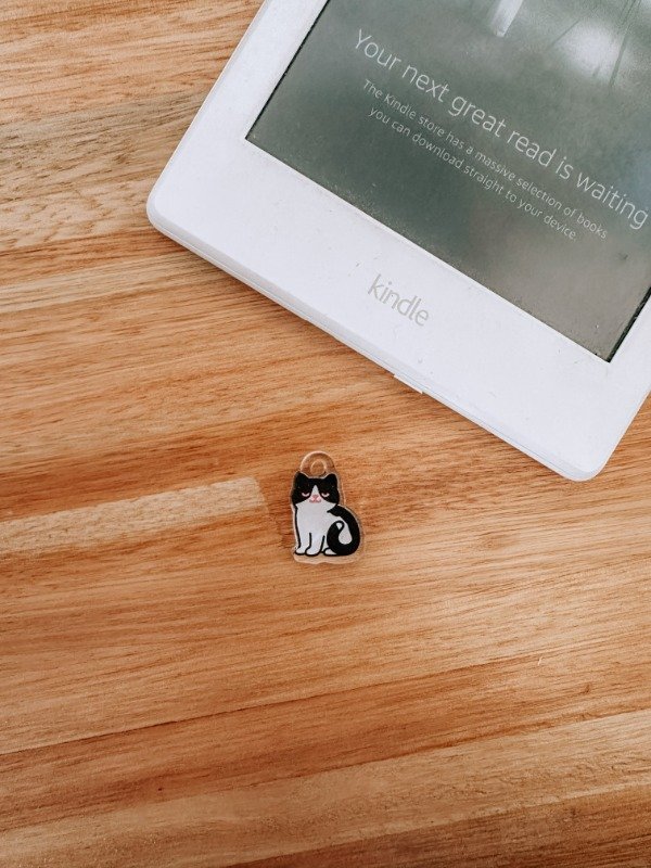 Producto - Gato blanco y negro Charm para Kindle o Celu