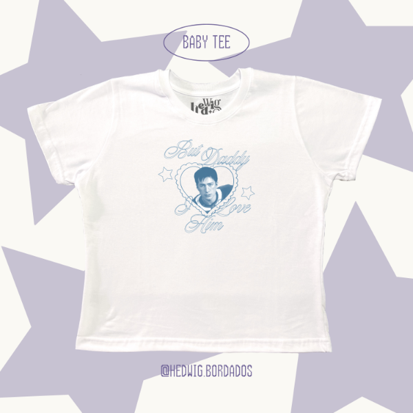 Producto - Baby Tee "But Daddy I Love Him (Shane Diseño 2) HEATED RIVALRY"
