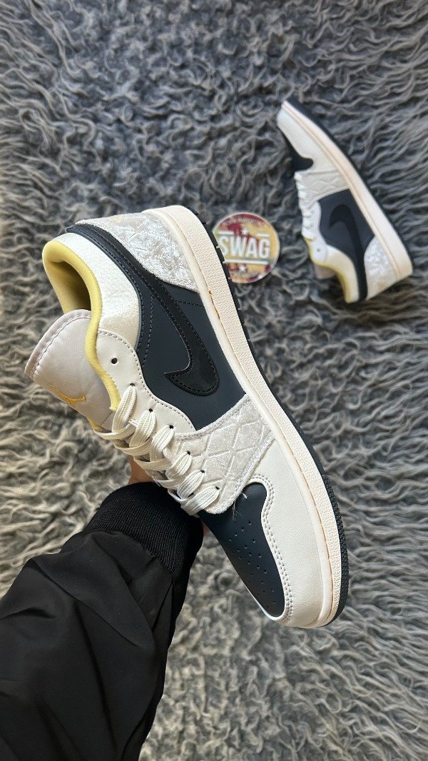 Producto - JORDAN RETRO 1 LOW BEADED SWOOSH - 2