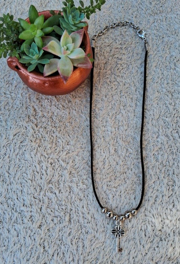 Producto - Collar cordón gamuzado negro-Dije llave