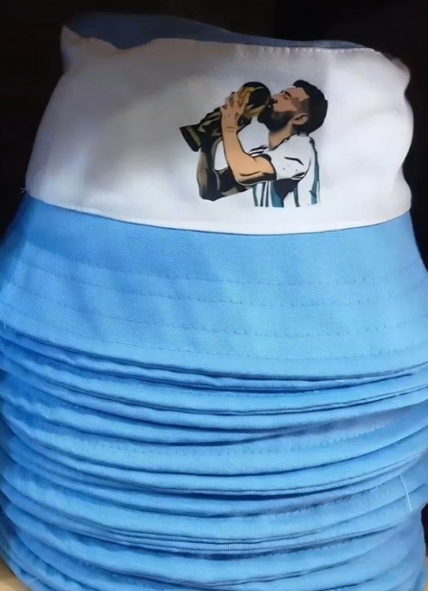 Producto - Piluso celeste y blanco estampa Messi mundial