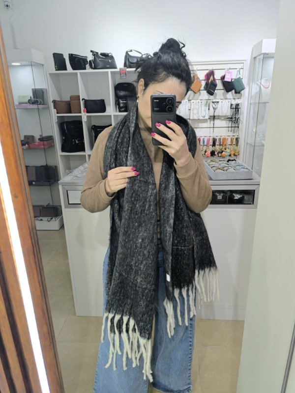 Producto - BUFANDON NEGRO CON FLECOS BLANCOS