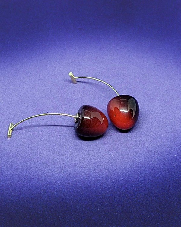 Producto - AR 935 - Aros de Acero Dorado - Cerezas Colgantes - Largo 45 mm