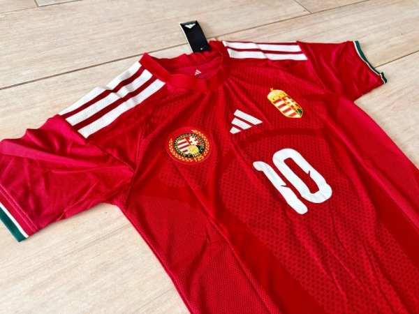 Producto - CAMISETA HUNGRÍA IMPORTADA TITULAR 2026 #10 SZOBOSZLAI - 2