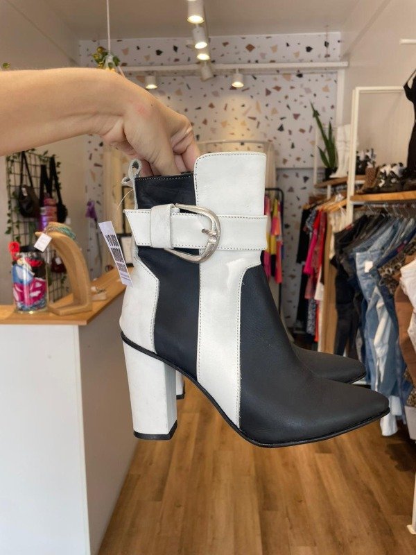 Producto - Botas blancas y negras Sister white talle 37