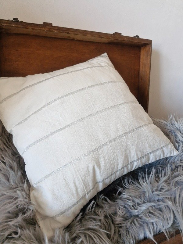 Producto - Funda de almohadón de tussor OFF WHITE Y RAYAS PLATEADO 45 x 45