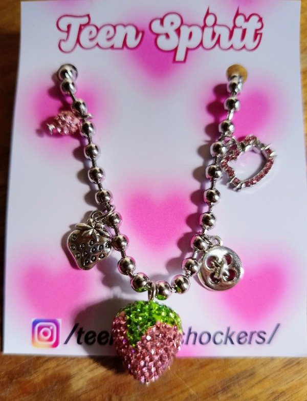 Producto - collar frutilla strass importado