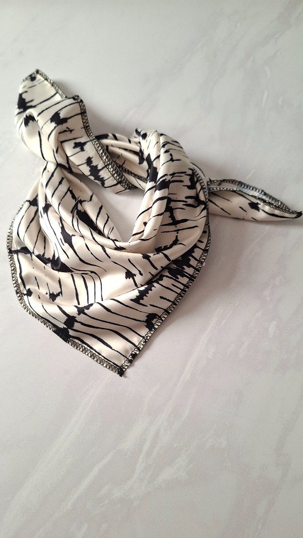 Producto - Pañuelo Satén blanco con manchas negras