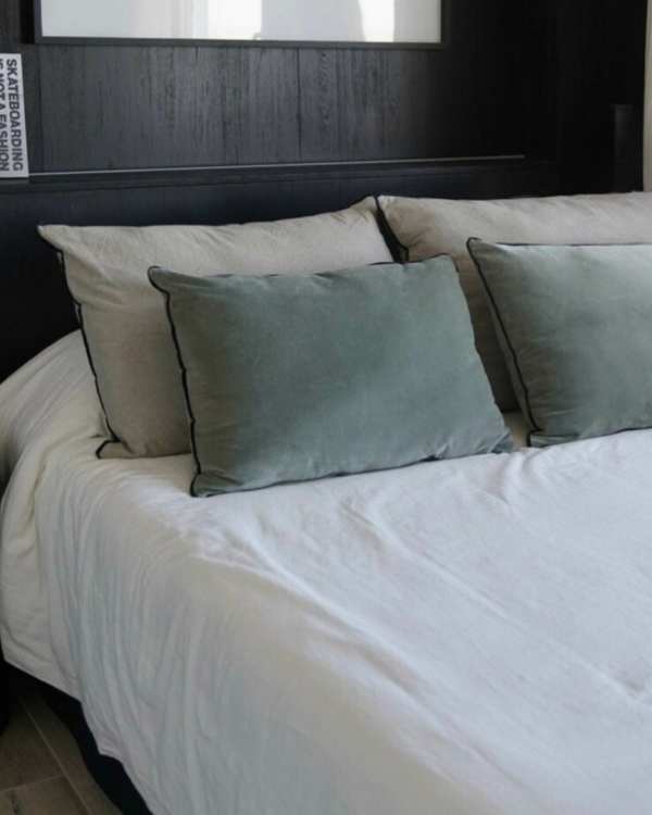 Producto - Almohadón Rectangular de Pana con Vivo Contraste 07