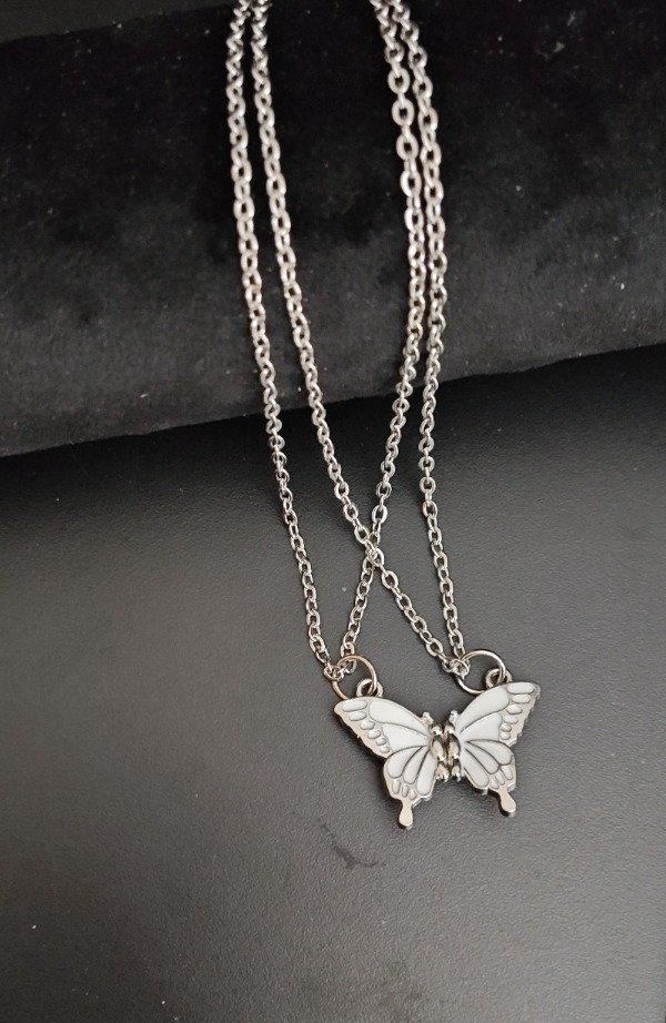 Producto - Collar Mariposa Blanca Inmantada con dos Cadenas