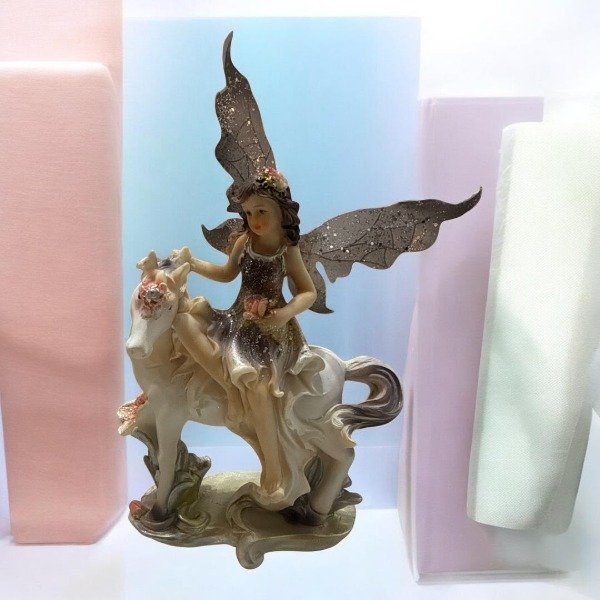 Producto - HADA EN UNICORNIO PLATA DE 16 CM - 13677