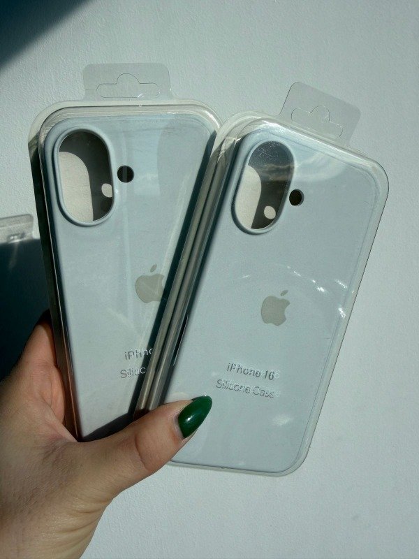 Producto - Silicone Case Iphone 16 blanco con  manzana clara
