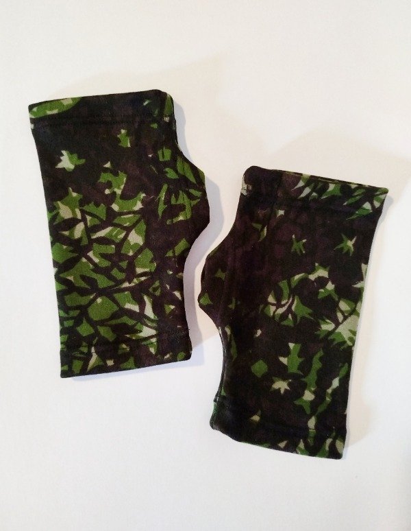 Producto - Mitones Emi -verde y negro estampa enredadera-