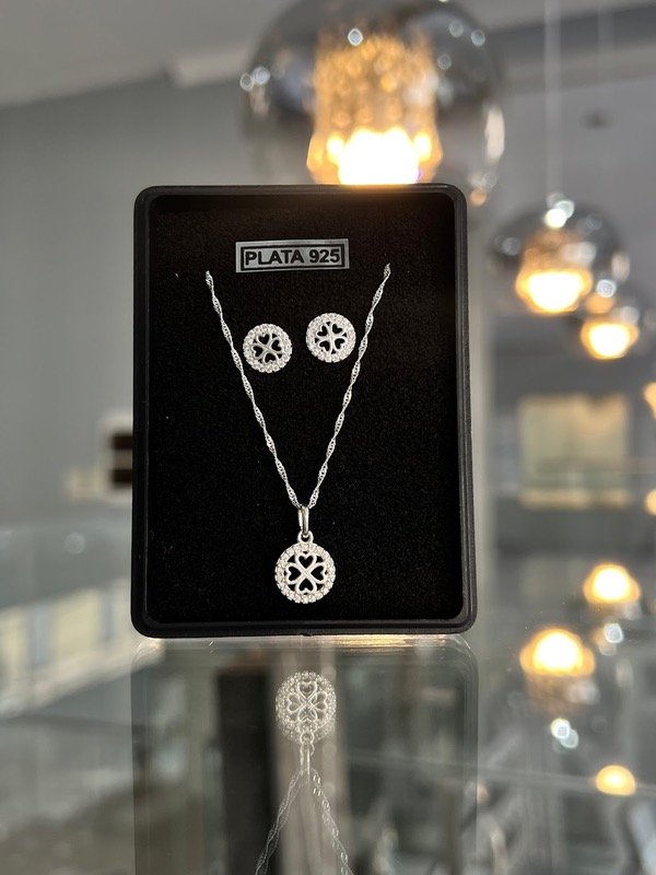 Producto - Conjunto de cadena y aros en forma de trébol en plata