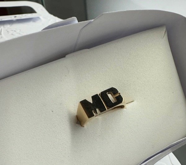 Producto - Anillo Sello Rectangular Mediano 2 iniciales Oro18k