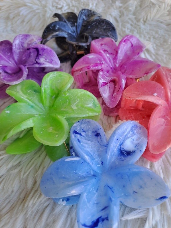 Producto - Broche Flor Hawaiana lisa con pintitas (el par)