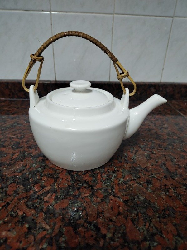 Producto - Tetera blanca asa de mimbre