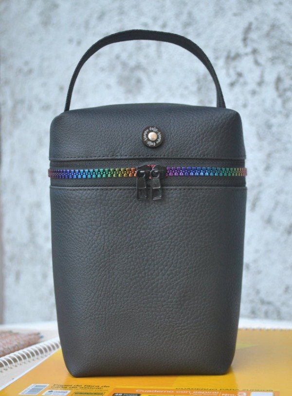 Producto - CartuValijita Símil Cuero Negro cierre multicolor