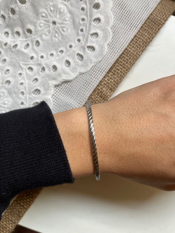 Producto - Pulsera acero quirúrgico esclava fina labrada torzada